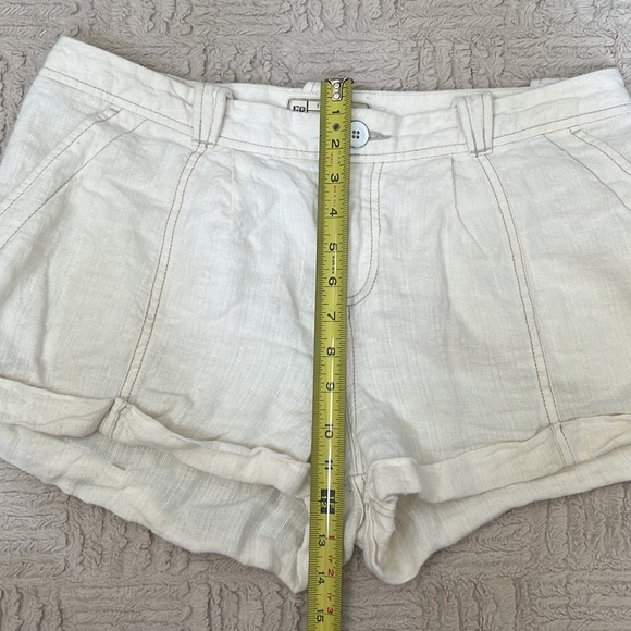Free people 100% linen shorts Size 8 Free People Linen Cuffed Ivory Cream Shorts - Picture 14 of 16